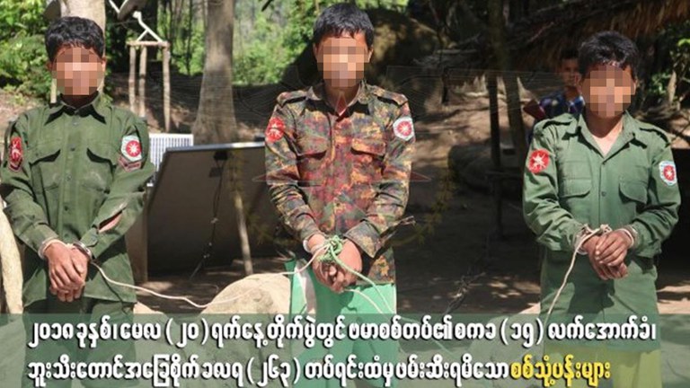 ၂၀၁၈ ခုနှစ်၊ မေလ ၂၀ ရက်နေ့ တိုက်ပွဲတွင် ရက္ခိုင့်တပ်မတော်က ဖမ်းဆီးရမိသော စစ်ကောင်စီတပ်ဖွဲ့ဝင် သုံးဦးအား တွေ့ရစဥ်။ (ဓာတ်ပုံ- ရက္ခိုင့်တပ်မတော် - သတင်းနှင့် ပြန်ကြားရေးဌာန)