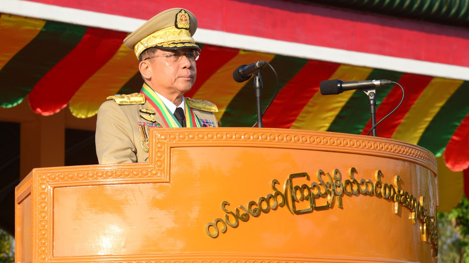 ရန်ကုန်မြို့ မှော်ဘီစစ်သင်တန်းကျောင်းတွင် ၂ဝ၂၄ ခုနှစ်၊ ဒီဇင်ဘာလ ၂၃ ရက်နေ့ ကျင်းပသည့်  အမျိုးသမီးဗိုလ်လောင်းသင်တန်းဆင်းပွဲကို တက်ရောက်လာသည့် စစ်ခေါင်းဆောင် ဗိုလ်ချုပ်မှူးကြီး မင်းအောင်လှိုင်အား တွေ့ရစဉ်။ (Photo: Myanmar Military)