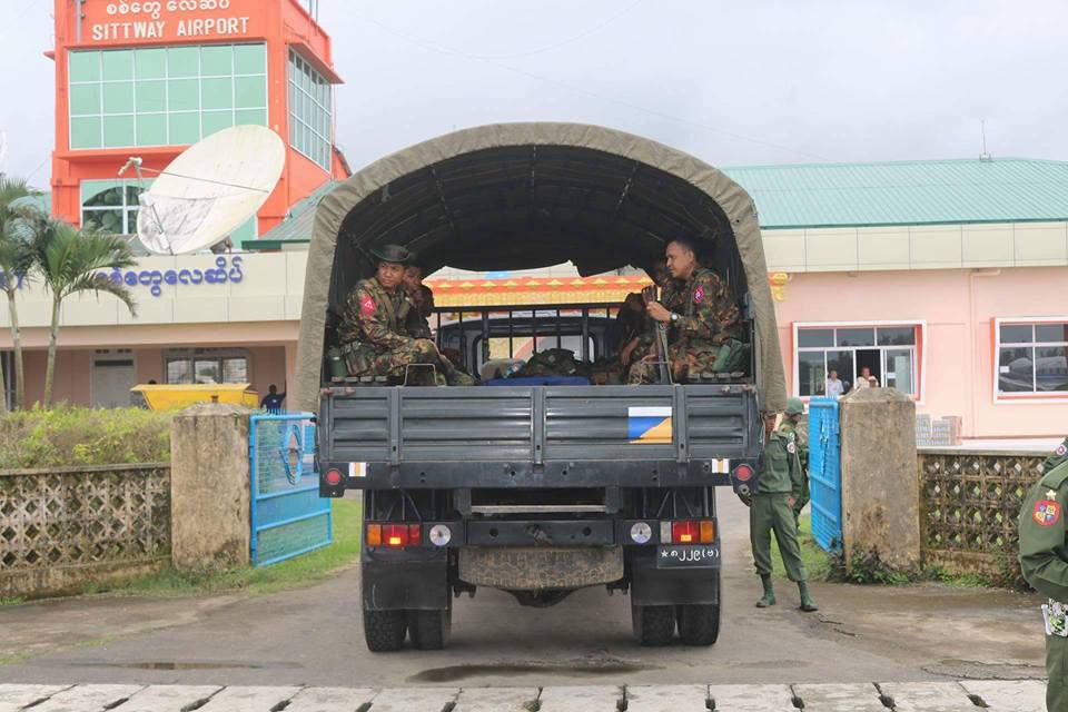 ရခိုင်ပြည်နယ် စစ်တွေလေဆိပ်မှာ စစ်ကောင်စီတပ်ဖွဲ့ဝင်များကို ၂၀၁၇ ခုနှစ်က တွေ့ရစဥ် (Photo: CJ)