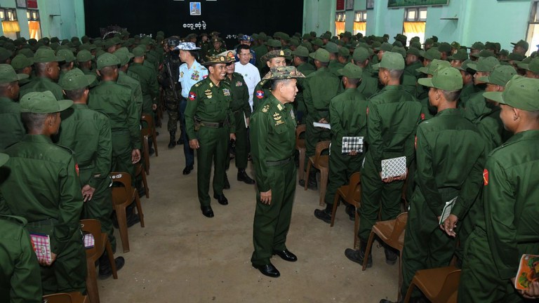 ဧရာဝတီတိုင်း၊ ပုသိမ်မြို့ရှိ ပြည်သူ့စစ်မှုထမ်းများအား စစ်ကောင်စီရဲ့ ဒုတိယဗိုလ်ချုပ်မှူးကြီး စိုးဝင်းမှ ၂၀၂၄ ခုနှစ် ဒီဇင်ဘာ ၂၈ ရက်နေ့တွင် တွေ့ဆုံခဲ့စဥ်။ (Myanmar Military Photo)