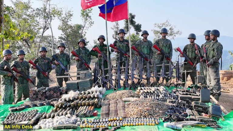 ချင်းပြည်နယ်၊ ပလက်ဝမြို့နယ် ခမရ (၃၀၈) တပ်ရင်းအားတိုက်ခိုက်သည့်တိုက်ပွဲအတွင်း သိမ်းဆည်းရရှိခဲ့သော လက်နက်ခဲယမ်းများအား ရက္ခိုင့်တပ်တော် (AA)က ၂ဝ၂၄ ခုနှစ် ဇန်နဝါရီလ ၉ ရက်နေ့တွင် ထုတ်ပြန်ထားသည့်ပုံ။ (Photo: AA Info Desk)