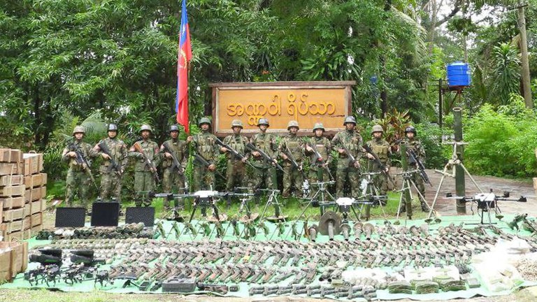 သံတွဲအခြေစိုက် ခလရ (၅၅) ကို သိမ်းပိုက်ပြီးနောက် သိမ်းဆည်းရရှိခဲ့သည့် လက်နက်ခဲယမ်းနှင့် စစ်အသုံးအဆောင်ပစ္စည်းများနှင့်အတူ အာရက္ခတပ်တော် တပ်ဖွဲ့ဝင်များအား ၂၀၂၄ ခုနှစ်၊ ဇူလိုင်လ ၁၀ ရက်နေ့တွင် တွေ့ရစဉ်။ (Photo:  Telegram/ AA Info Desk)