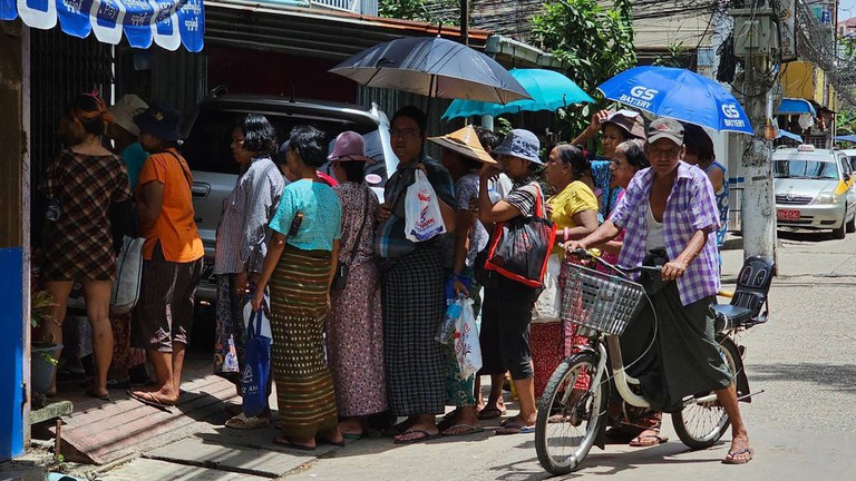ရန်ကုန်မြို့၊ ရပ်ကွက်တစ်ခုမှာ စားအုန်းဆီ တန်းစီဝယ်နေကြသူများကို ၂၀၂၄ ခုနှစ်၊ ဇွန်လအတွင်း တွေ့ရစဉ်။ (Photo: RFA)