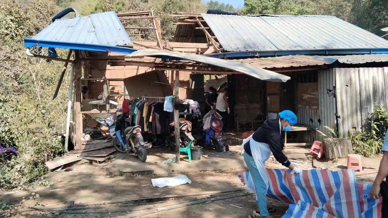 လိုင်ဇာမြို့တွင် စစ်ကောင်စီတပ် ပစ်ခတ်သည့် လက်နက်ကြီးကျည်ထိမှန်ခဲ့သည့် နေအိမ်အား ၂၀၂၄ ခုနှစ်၊ မတ်လ ၇ ရက်နေ့က တွေ့ရစဥ်။ (Photo:  Citizen Journalist)