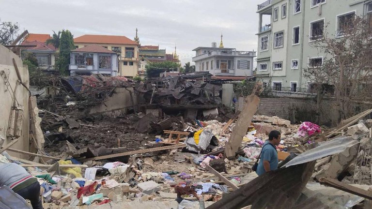 ရှမ်းပြည်နယ်မြောက်ပိုင်း နမ့်ခမ်းမြို့  လေကြောင်းတိုက်ခိုက်မှုဖြစ်ပြီး ၂၀၂၄ ခုနှစ်၊ စက်တင်ဘာလ ၆ ရက်နေ့က တွေ့ရစဉ်။ (Citizen Photo)