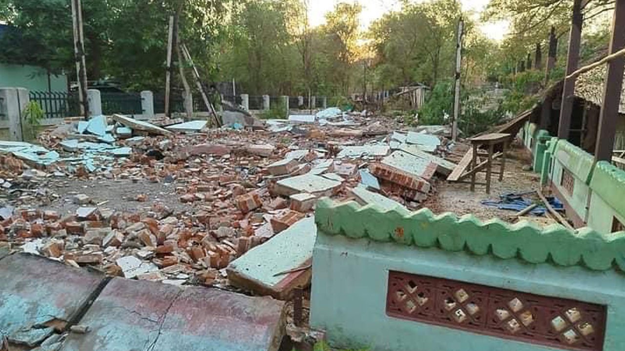 မကွေးတိုင်း၊ ပေါက်မြို့နယ်ကို စစ်ကောင်စီ လေကြောင်းတိုက်ခိုက်မှုကြောင့် ထိခိုက်ပျက်စီးခဲ့သည့် အဆောက်အအုံအချို့အား  ၂၀၂၄ ခုနှစ် မေလ ၄ ရက်နေ့တွင် တွေ့ရစဉ်။ (Citizen Photo)
