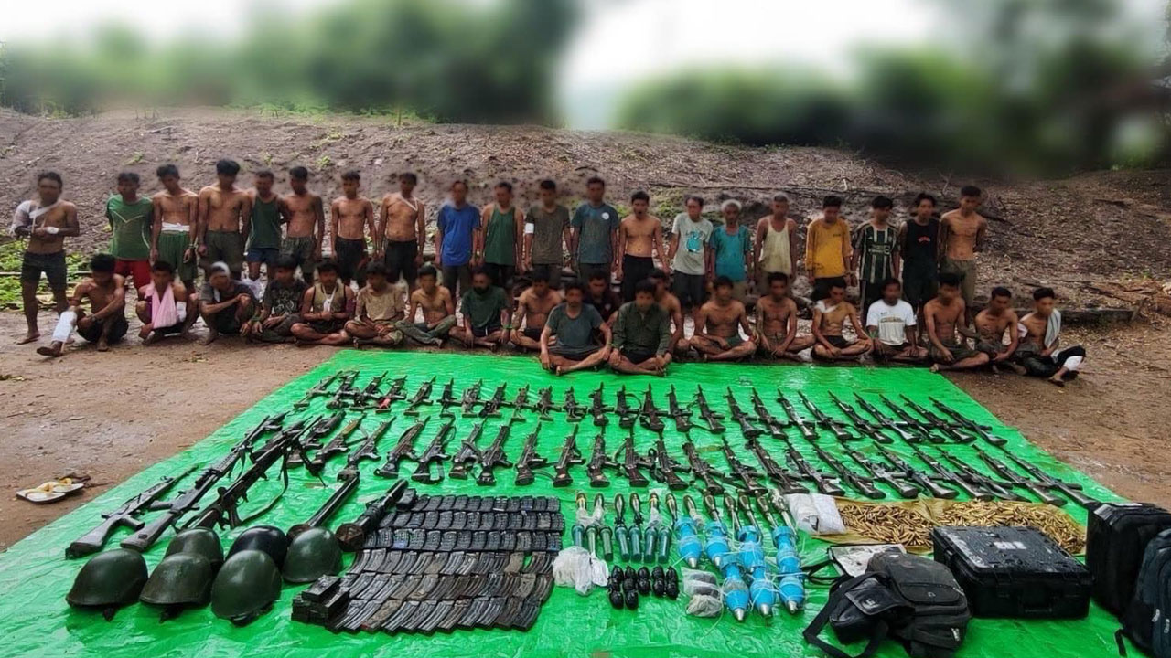 စစ်ကိုင်းတိုင်း၊ ဘုတလင်မြို့နယ် စီပါရွာအနီး ဖြစ်ပွားခဲ့သည့်တိုက်ပွဲတွင် ဖမ်းဆီးရမိခဲ့သည့် စစ်ကောင်စီတပ်ဖွဲ့ဝင် ၄၃ ဦးနှင့် လက်နက်ခဲယမ်းများအား ၂၀၂၄ ခုနှစ်၊ အောက်တိုဘာလ ၃ ရက်နေ့တွင် NUG မှ ထုတ်ပြန်ထားစဉ်။ (Photo: Facebook/ Ministry of Defence - National Unity Government of Myanmar)