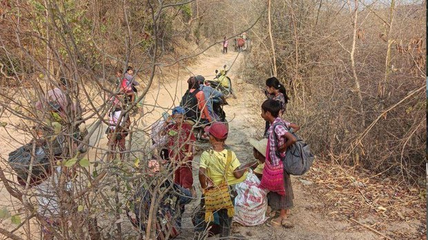 ပဇီကြီးရွာတစ်ဝိုက် လူငါးထောင်ကျော်ထွက်ပြေးရပြီး လေကြောင်းကနေထပ်တိုက်ခံရ ပဇီကြီးရွာတစ်ဝိုက် လူငါးထောင်ကျော်ထွက်ပြေးရပြီး လေကြောင်းကနေထပ်တိုက်ခံရ