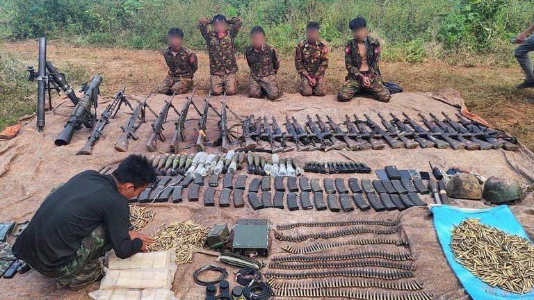 ဒီးမော့ဆိုမြို့နယ်၊ စစ်တပ်စခန်းမှ သိမ်းဆည်းရမိသော လက်နက်များနှင့် စစ်သုံ့ပန်းများကို ၂၀၂၃ ခုနှစ်၊ နိုဝင်ဘာ ၁၂ ရက်နေ့က တွေ့ရစဉ်။ (photo : MOD)