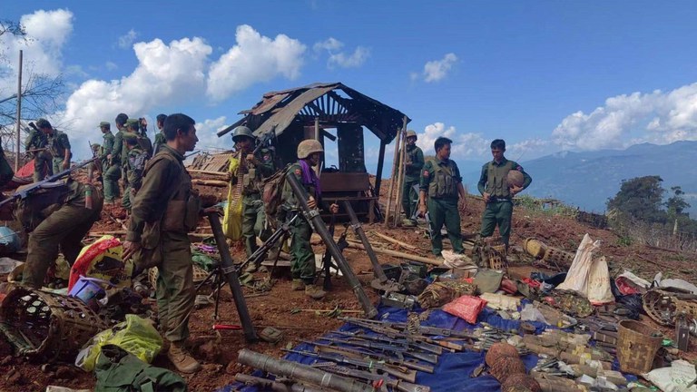 စစ်ကောင်စီ၏ တပ်စခန်းတစ်ခုအား ၂ဝ၂၃ ခုနှစ် အောက်တိုဘာလ ၂၉ ရက်နေ့က ကိုးကန့်တပ်မတော် (MNDAA) မှ တိုက်ခိုက်သိမ်းယူအပြီး ထုတ်ပြန်ထားစဉ်။ (Photo : The Kokang)