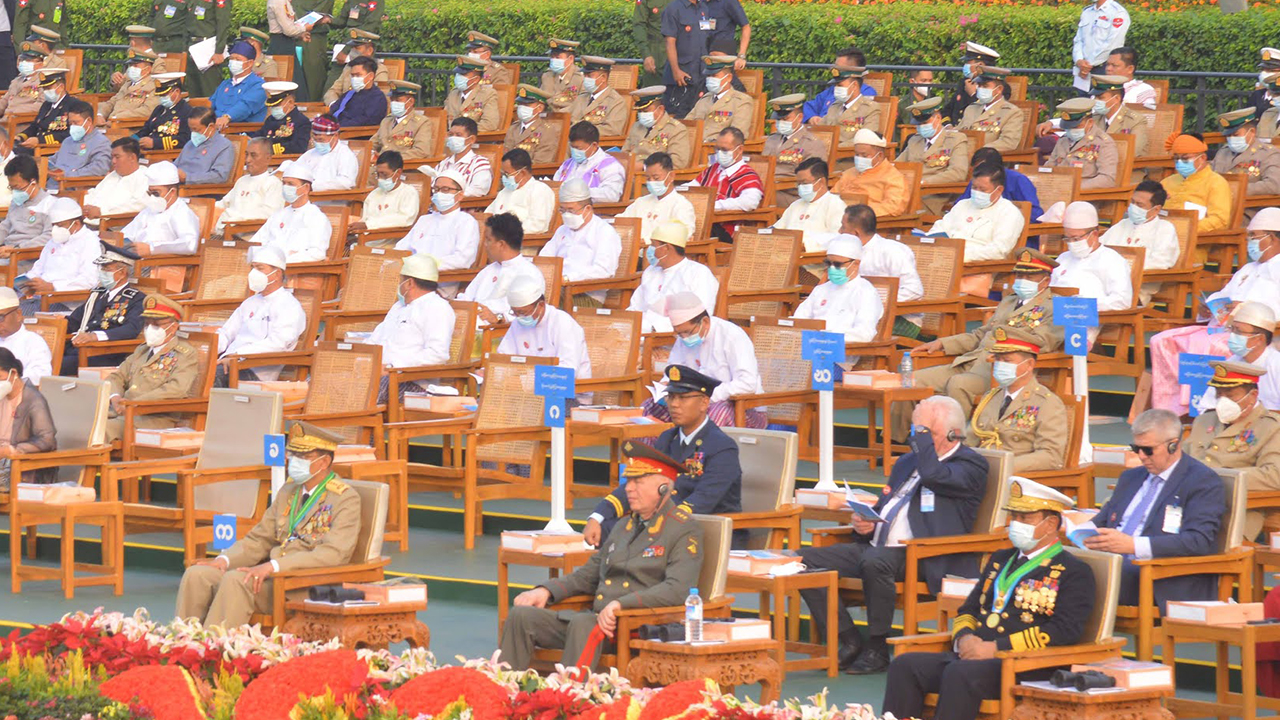 army-day.jpg (၇၆) နှစ်မြောက် တပ်မတော်နေ့ အခမ်းအနား တက်ရောက်လာသူတွေကို တွေ့ရစဥ် (Photo: Myanmar Military)