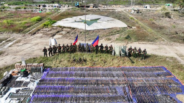 မောင်တောကို AA သိမ်းပိုက်ပြီးနောက် စစ်ခေါင်းဆောင်ကို တပ်ထောက်ခံသူတွေ ဝေဖန် မောင်တောကို AA သိမ်းပိုက်ပြီးနောက် စစ်ခေါင်းဆောင်ကို တပ်ထောက်ခံသူတွေ ဝေဖန်