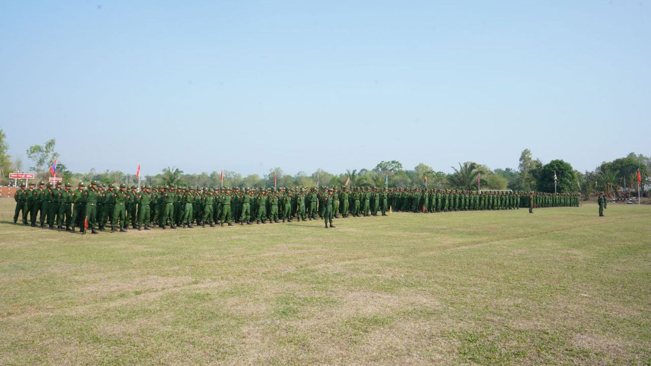 ရှမ်းပြည်နယ်အရှေ့ပိုင်း၊ ပြည်သူ့ စစ်မှုထမ်းသင်တန်း အမှတ်စဥ်  (၂) ရှိ သင်တန်းသားများအား ၂၀၂၄ ခုနှစ်၊ မေလ ၁၄ ရက်နေ့က တွေ့ရစဉ်။ (Photo: Telegram/ ပြည်သူ့စစ်မှုထမ်းများ စုစည်းရာ)
