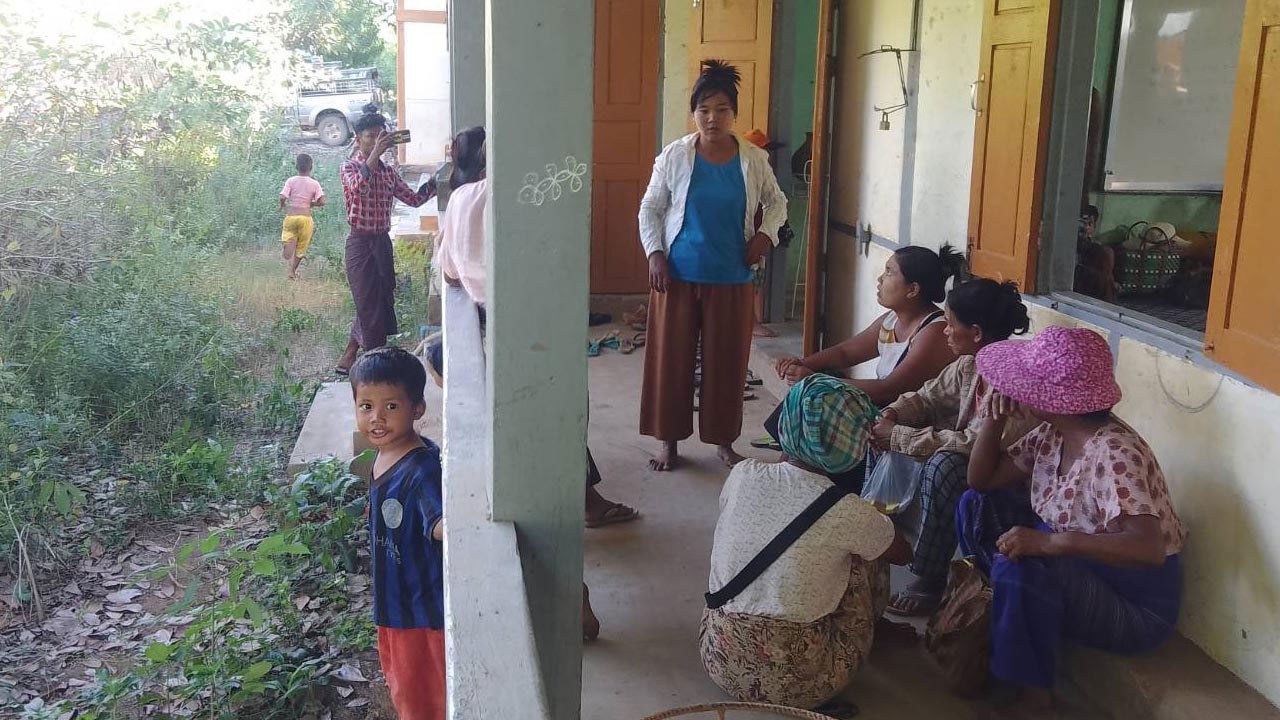 စစ်ကောင်စီ စစ်ကြောင်းထိုးမှုများကြောင့် ထွက်ပြေးတိမ်းရှောင်နေကြသည့် မတ္တရာ ဒေသခံများအား ၂၀၂၃ ခုနှစ်၊ နိုဝင်ဘာလ ၁ ရက်နေ့က တွေ့ရစဉ်။ (Photo: Citizen Journalist)