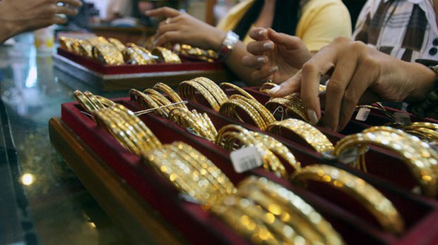 ရန်ကုန်မြို့မှ ရွှေအရောင်းဆိုင်တစ်ဆိုင်အား တွေ့ရစဉ်။ (Photo: AFP)