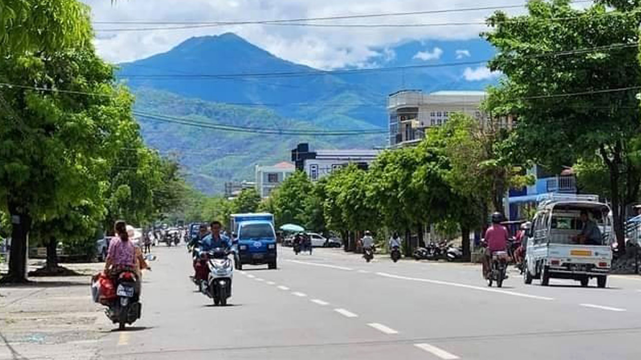 စစ်ကိုင်းတိုင်း၊ ကလေးမြို့၊ ဗိုလ်ချုပ်လမ်းတွင် သွားလာနေသူများအား ၂၀၂၃ ခုနှစ်၊ မေလ ၁၅ ရက်နေ့က တွေ့ရစဉ်။ (Photo: Citizen Journalist)