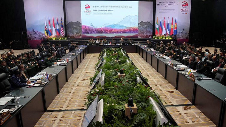 ADMM 01.jpg အင်ဒိုနီးရှားနိုင်ငံ ဂျကာတာမြို့တွင် ၁၇ ကြိမ်မြောက် အာဆီယံ ကာကွယ်ရေးဝန်ကြီးများ ညီလာခံ (ADMM) ကျင်းပနေသည်ကို ၂၀၂၃ ခုနှစ် နိုဝင်ဘာလ ၁၅ ရက်နေ့တွင် တွေ့ရစဉ်။ (Photo: Reuters)