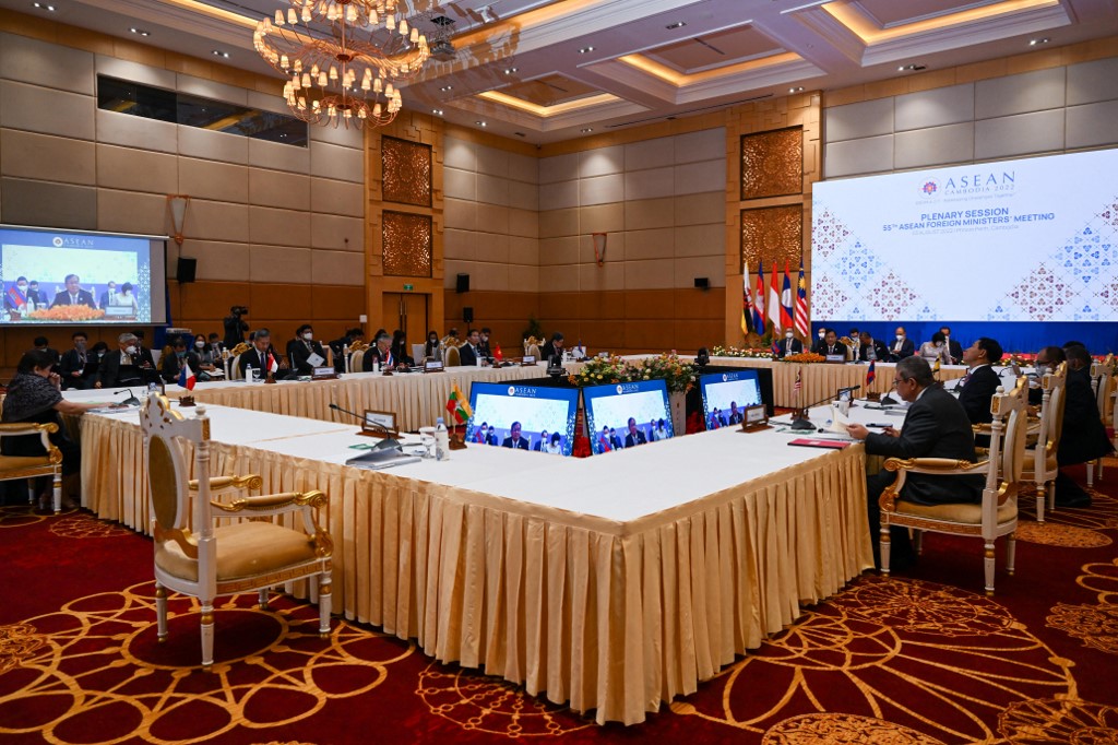 ကမ္ဘောဒီးယားနိုင်ငံ၊ ဖနွမ်းပင်မြို့မှာ ၂၀၂၂ ခုနှစ် သြဂုတ် ၃ ရက်နေ့ကကျင်းပသည့် အာဆီယံအစည်းအဝေးကို တွေ့ရစဥ် (AFP Photo)