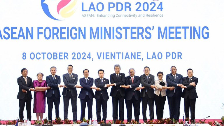လာအိုနိုင်ငံ၊ ဗီယန်ကျင်းမြို့တွင် ကျင်းပသည့် အာဆီယံနိုင်ငံခြားရေး ဝန်ကြီးများ အစည်းအဝေးအား ၂၀၂၄ ခုနှစ်၊ အောက်တိုဘာလ ၈ ရက်နေ့က တွေ့ရစဉ်။ (Ministry of Foreign Affairs Myanmar Photo)