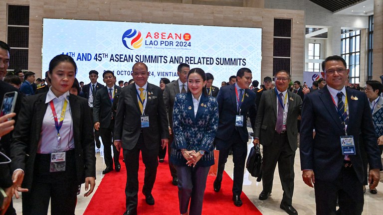 ၂၀၂၄ ခုနှစ် အောက်တိုဘာ ၉ ရက်နေ့က လာအိုနိုင်ငံ ဗီယန်ကျင်းမြို့တွင် ကျင်းပသည့် (၄၄)ကြိမ်မြောက် အရှေ့တောင်အာရှနိုင်ငံများအဖွဲ့အစည်းအဝေး တက်ရောက်လာသည့် ထိုင်းဝန်ကြီးချုပ် ပေထုန်တန် ရှင်နာဝပ်ထရာအားတွေ့ရစဉ်။ (Photo : AFP)