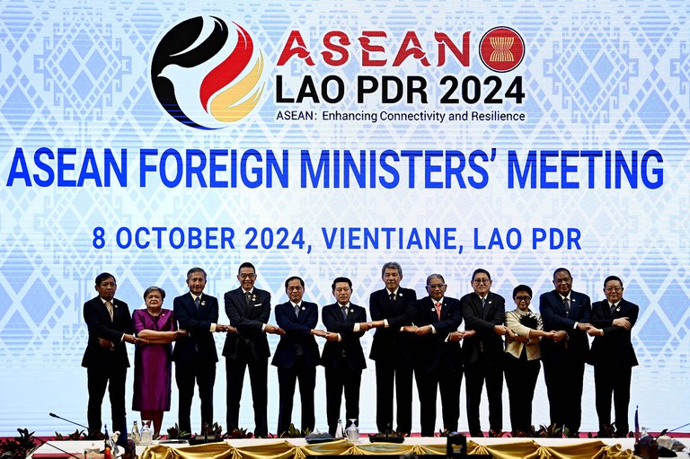 Asean Laos 1008.jpg ၂၀၂၄ ခုနှစ် အောက်တိုဘာ ၈ ရက်နေ့က လာအိုနိုင်ငံ ဗီယန်ကျင်းမြို့တွင် ကျင်းပသည့် နိုင်ငံခြားရေးဝန်ကြီးများအစည်းအဝေး။ (Photo : AFP)