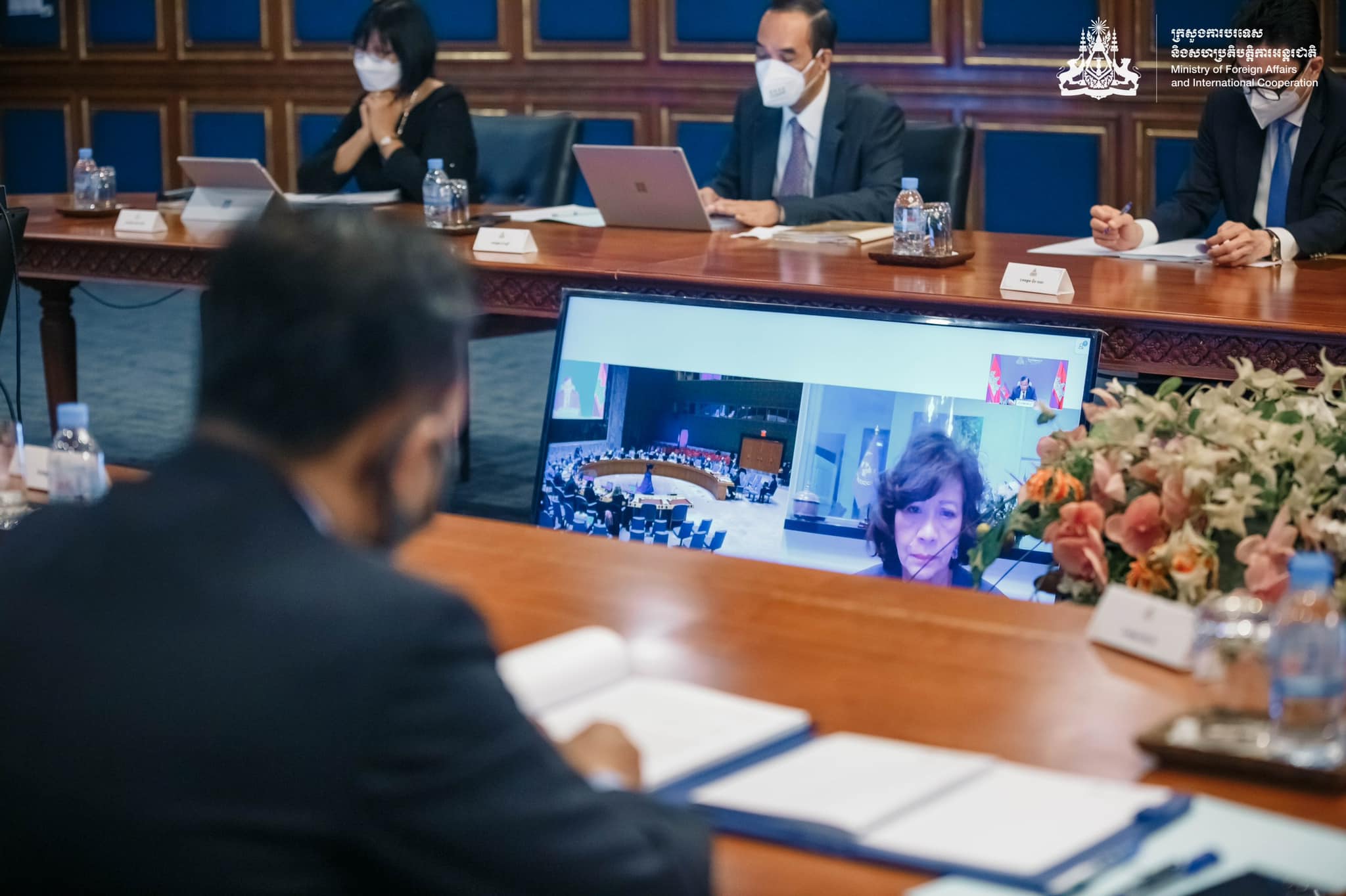 (မြန်မာ့အရေးကို ကုလသမဂ္ဂလုံခြုံရေးကောင်စီနဲ့ မြန်မာနိုင်ငံဆိုင်ရာ အာဆီယံအထူးကိုယ်စားလှယ် ကမ္ဘောဒီးယား နိုင်ငံခြားရေးဝန်ကြီး ဦးဆောင်တဲ့အဖွဲ့  ၂၀၂၂ ဇန်နဝါရီ ၂၈ ရက်က ဆွေးနွေးစဥ်) Photo: MOFA Cambodia
