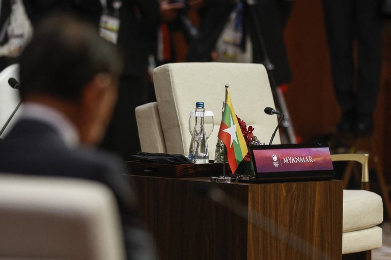 ဂျကာတာတွင် ကျင်းပသည့် ၄၃ ကြိမ်မြောက် အာဆီယံ ထိပ်သီးအစည်းအဝေးတွင် မြန်မာနိုင်ငံအတွက် ထိုင်ခုံနေရာ လစ်လပ်နေသည်ကို ၂၀၂၃ ခုနှစ် စက်တင်ဘာ ၅ ရက်နေ့တွင် တွေ့ရစဉ်။ (Photo: AFP)