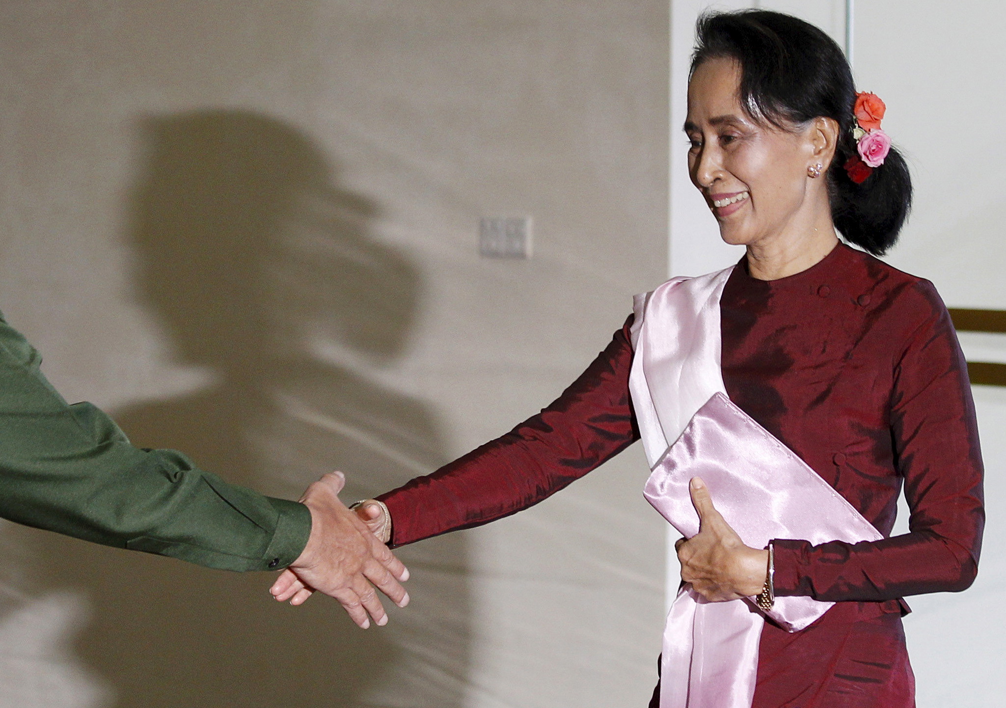 ၂ဝ၁၅ ခုနှစ် ဒီဇင်ဘာလက ဒေါ်အောင်ဆန်းစုကြည်နှင့် ဗိုလ်ချုပ်မှူးကြီးမင်းအောင်လှိုင် တွေ့ဆုံခဲ့စဉ် (Photo - AFP)