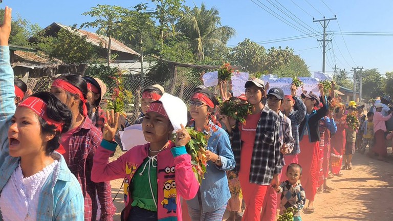 ခင်ဦးမြို့တွင် ၂၀၂၃ ခုနှစ် နိုဝင်ဘာလ ၁၁ ရက်နေ့က ပြုလုပ်သည့် တစ်လေးလုံး အောင်သပြေ လူထုလှုပ်ရှားမှုကို  ဒေသခံများ ပါဝင်ချီတက်ဆန္ဒပြခဲ့ကြစဉ်။ (Photo: Citizen Journalist)
