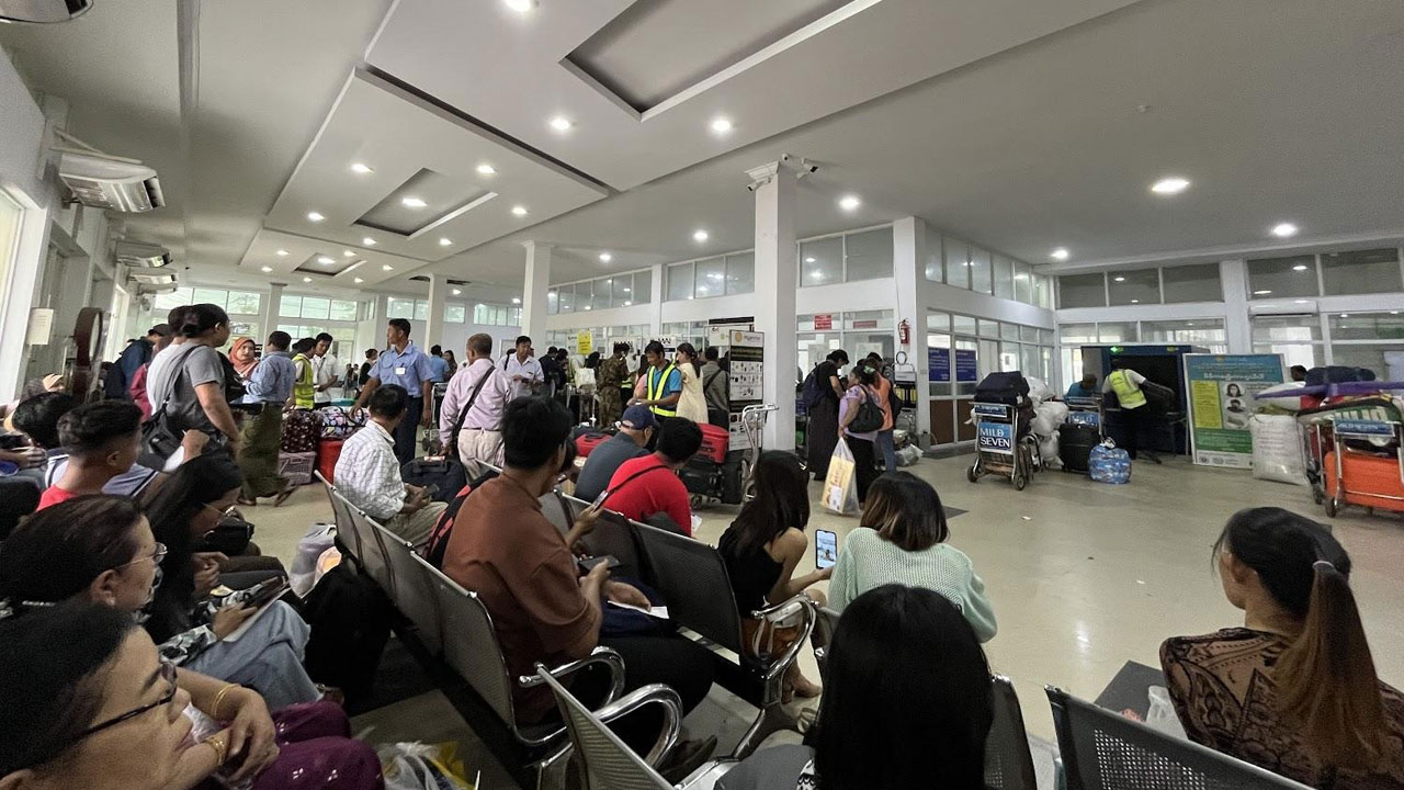 ရခိုင်ပြည်နယ်၊ စစ်တွေလေဆိပ်အတွင်းရှိ ခရီးသွားများအား ၂၀၂၃ ခုနှစ်၊ နိုဝင်ဘာလ ၂၀ ရက်နေ့က တွေ့ရစဉ်။ (Photo: RFA)