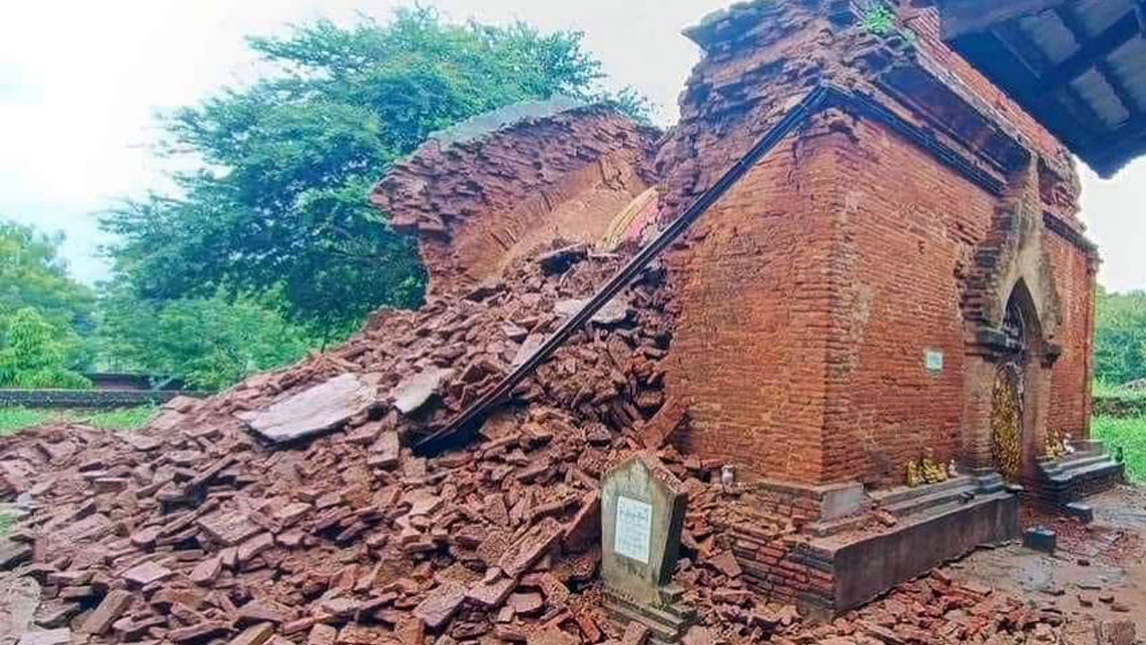 ပုဂံရှေးဟောင်းယဉ်ကျေးမှုနယ်မြေအတွင်း မိုးသည်းထန်စွာ ရွာသွန်းမှုကြောင့် ဘုရားအမှတ် (၁၀၄၂) ဆင်က အုတ်တိုက် နံရံနှစ်ဘက် ပေါင်းကူးအမိုး ပြိုကျနေသည်ကို ၂၀၂၄ ခုနှစ်၊ စက်တင်ဘာ ၁၂ ရက်နေ့က တွေ့ရစဉ်။ (Photo: MOI)
