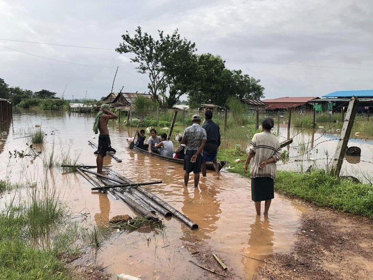 ပဲခူးမြို့တွင် မိုးအဆက်မပြတ်ရွာပြီး မြစ်ရေလျှံသဖြင့် ကျေးရွာအချို့ ရေနစ်မြုပ်နေသည်ကို ၂၀၂၃ ခုနှစ်၊ သြဂုတ်လ ၁၁ ရက်နေ့က တွေ့ရစဉ်။ (Photo: Ashin Nipuna)