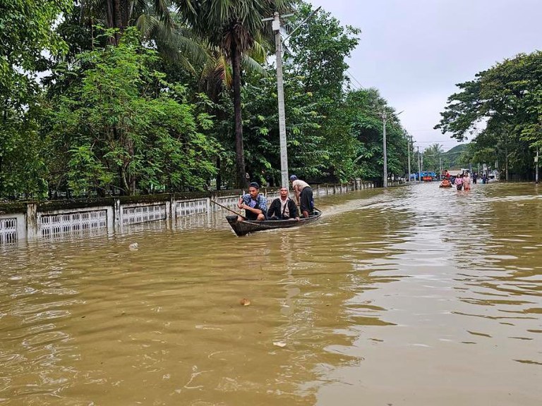 bago-flood2 ပဲခူးမြို့တွင် မိုးအဆက်မပြတ်ရွာပြီး မြစ်ရေလျှံသဖြင့် ရပ်ကွက်အချို့ ရေနစ်မြုပ်နေသည်ကို ၂၀၂၃ ခုနှစ်၊ အောက်တိုဘာလ ၉ ရက်နေ့က တွေ့ရစဉ်။ (Photo: RFA)