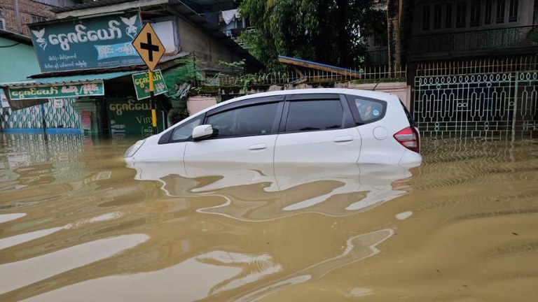 bago-flood3.jpg ပဲခူးမြို့တွင် မိုးအဆက်မပြတ်ရွာပြီး မြစ်ရေလျှံသဖြင့် ရပ်ကွက်အချို့ ရေနစ်မြုပ်နေသည်ကို ၂၀၂၃ ခုနှစ်၊ အောက်တိုဘာလ ၉ ရက်နေ့က တွေ့ရစဉ်။ (Photo: RFA)