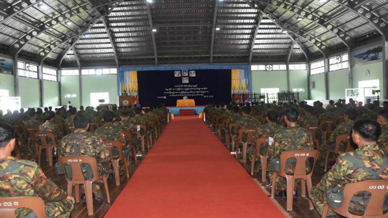 ပဲခူးတိုင်းတွင် ၂၀၂၂ ခုနှစ် စက်တင်ဘာ ၂၀ ရက်နေ့က ပြုလုပ်သည့် စစ်ကောင်စီတပ်၏ လက်နက်များတပ်ဆင်အပ်နှင်းပွဲတွင် ပြည်သူ့စစ်တပ်ဖွဲ့ဝင်များအား တွေ့ရစဉ်။ (Photo: Myanmar Military)