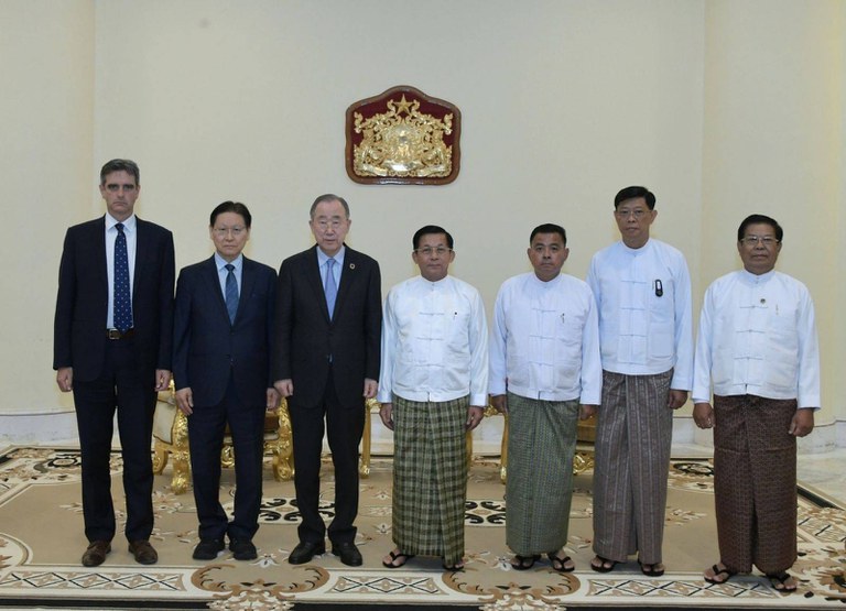 စစ်ကောင်စီဥက္ကဋ္ဌ ဗိုလ်ချုပ်မှူးကြီး မင်းအောင်လှိုင်နှင့် The Elders အဖွဲ့ ဒုတိယဥက္ကဋ္ဌ၊ ကုလသမဂ္ဂ အတွင်းရေးမှူးချုပ်ဟောင်း မစ္စတာဘန်ကီမွန်းပါဝင်သည့်အဖွဲ့တို့ ၂၀၂၃ ခုနှစ်၊ ဧပြီလ ၂၄ ရက်နေ့က နေပြည်တော်မှာ တွေ့ဆုံကြစဉ်။ (Photo: Myanmar Military)