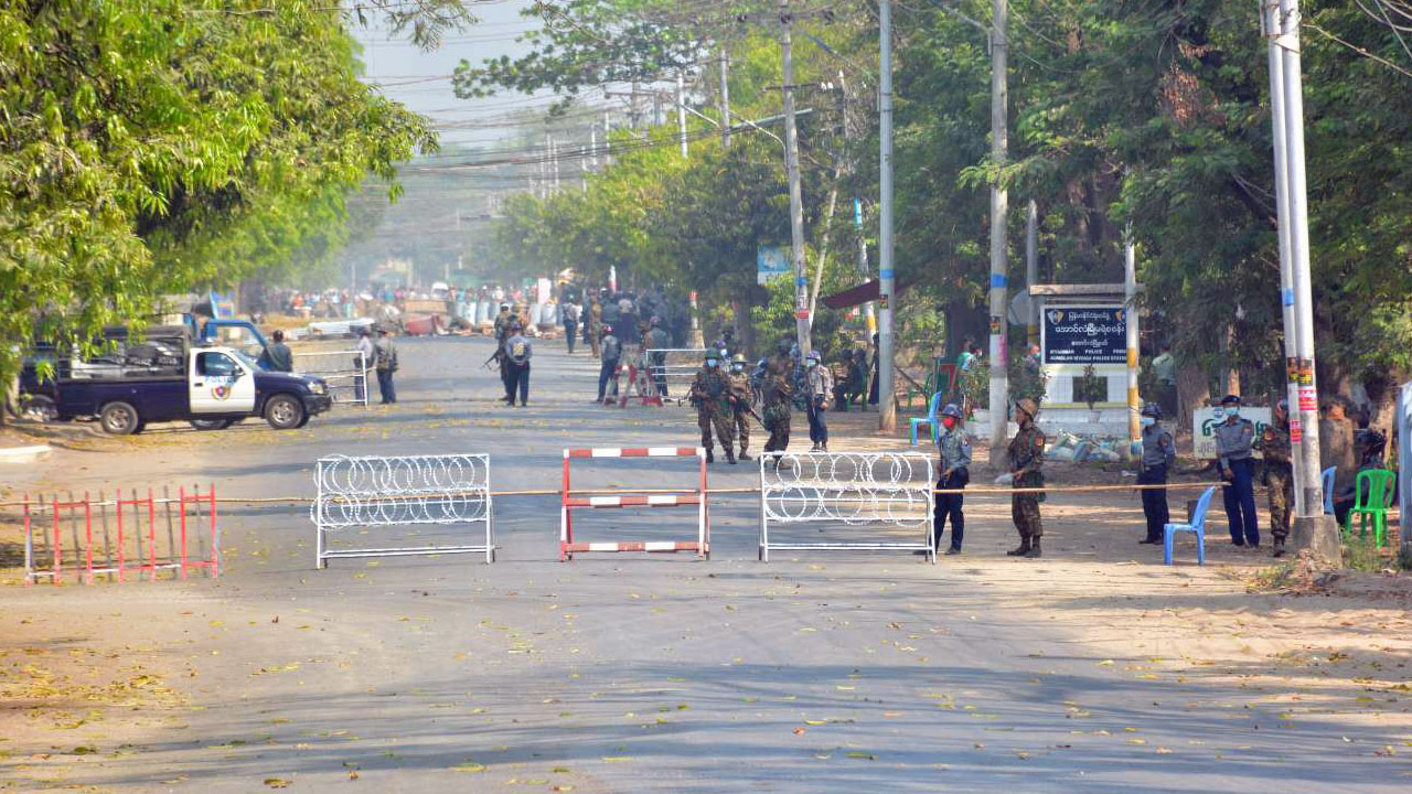 မကွေးတိုင်း၊ အောင်လံမြို့ရှိ စစ်ကောင်စီတပ်ဖွဲ့ဝင်များနှင့် ရဲတပ်ဖွဲ့ဝင်အချို့အား ၂၀၂၁ ခုနှစ်၊ မတ်လ ၁၅ ရက်နေ့က တွေ့ရစဉ်။ (Photo: Citizen Journalist)