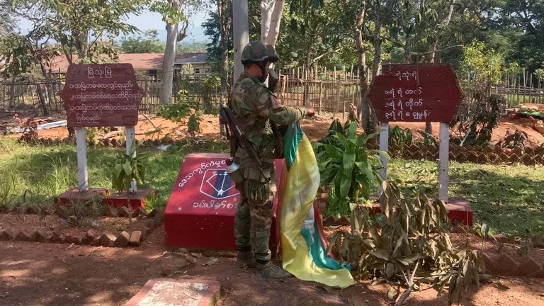 KIA၊ CDF (တွန်းဇံ)နှင့် ဒေသကာကွယ်ရေး ပူးပေါင်းတပ်များက ခါမ်းပါတ်မြို့ကို သိမ်းပိုက်ပြီးနောက် နိုင်ငံတော်အလံအား လွှင့်တင်ရန် ပြင်ဆင်နေသည်ကို ၂၀၂၃ ခုနှစ်၊ နိုဝင်ဘာ ၇ ရက်နေ့ကတွေ့ရစဉ်။ (Photo: NUG)