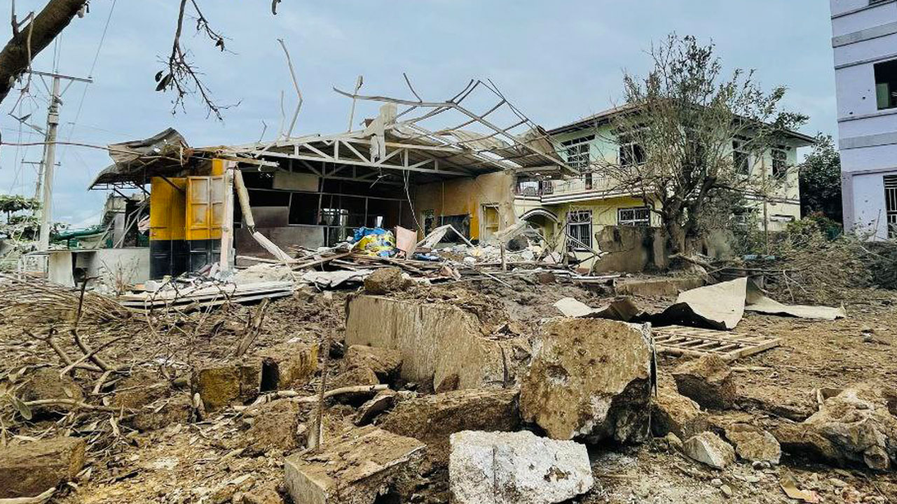airstrike-naungcho ရှမ်းပြည်နယ်မြောက်ပိုင်း နောင်ချိုမြို့ကို စစ်ကောင်စီတပ်က လေကြောင်းဖြင့် ဗုံးကြဲခဲ့သဖြင့် ပျက်စီးသွားသည့် အဆောက်အအုံတစ်ခုကို ၂၀၂၄ ခုနှစ်၊ စက်တင်ဘာလ ၁၆ ရက်နေ့က TNLA မှ ထုတ်ပြန်ထားစဉ်။ (Photo: Telegram/ PSLF/TNLA News)