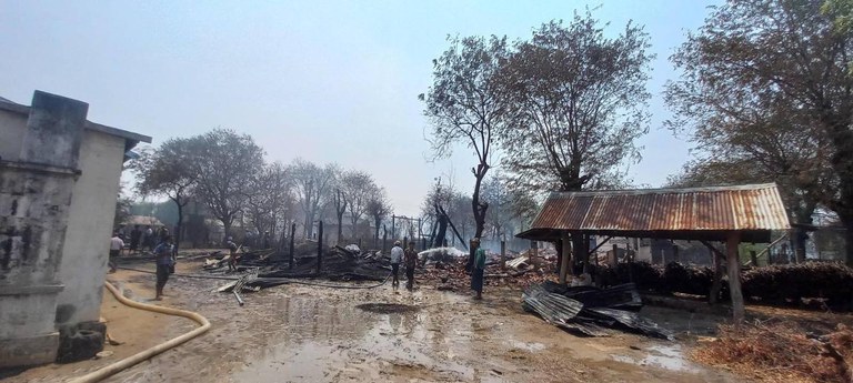 sonkone village2 ဘုတလင်မြို့နယ်၊ ဆုံကုန်းကျေးရွာကို ၂၀၂၃ ခုနှစ်၊ မတ်လ ၂၅ ရက်နေ့က စစ်ကောင်စီတပ် မီးရှို့ဖျက်ဆီးခဲ့သဖြင့် မီးလောင်နေသည့် နေအိမ်အဆောက်အအုံများကို မီးငြှိမ်းသတ်နေသည့် ဒေသခံများအား တွေ့ရစဉ်။ (Photo: Citizen Journalist)