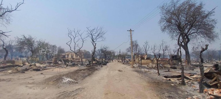 sonkone village3.jpg စစ်ကောင်စီတပ် မီးရှို့ဖျက်ဆီးခဲ့သဖြင့် မီးလောင်နေသည့် ဘုတလင်၊ ဆုံကုန်းကျေးရွာအား ၂၀၂၃ ခုနှစ်၊ မတ်လ ၂၅ ရက်နေ့က တွေ့ရစဉ်။ (Photo: Citizen Journalist)