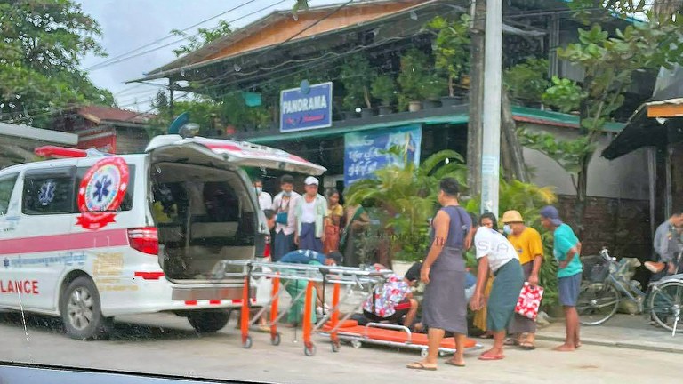 ရန်ကုန်တိုင်း၊ ဒေါပုံမြို့နယ်ရဲစခန်းအနီးတွင်  ၂၀၂၁ ခုနှစ်၊ စက်တင်ဘာလ ၂၁ ရက်နေ့က ပစ်သတ်ခံရသည့် ဦးလွင်မျိုးဦး၏ ရုပ်အလောင်းအား သယ်ယူနေစဉ်။ (Photo: TKT-NEWS)