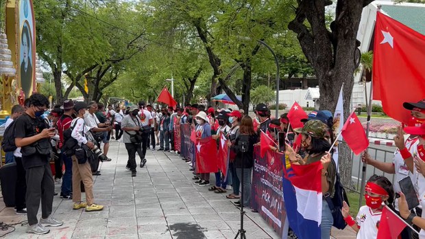 မြန်မာ့အရေးသွေးမအေးဖို့ မြန်မာ အလုပ်သမားတွေ ဘန်ကောက်မှာ ဆန္ဒပြ မြန်မာ့အရေးသွေးမအေးဖို့ မြန်မာ အလုပ်သမားတွေ ဘန်ကောက်မှာ ဆန္ဒပြ