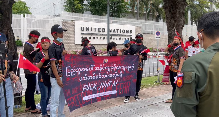 ဘန်ကောက်မြို့ ကုလသမဂ္ဂရုံးရှေ့တွင် ၂၀၂၃ ခုနှစ်၊ ဇူလိုင်လ ၂ ရက်နေ့က မြန်မာနိုင်ငံအရေး ဆန္ဒပြခဲ့ကြသည့် ရွှေ့ပြောင်းမြန်မာအလုပ်သမားများအား တွေ့ရစဉ်။ (Photo: RFA)