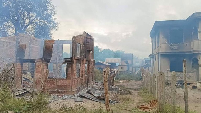 ဘုတလင်မြို့နယ် သားဖန်းရွာမှ မီးရှို့ဖျက်ဆီးခံရသည့် နေအိမ်များကို ၂၀၂၄ ခုနှစ် နိုဝင်ဘာလ ၇ ရက်နေ့က တွေ့ရစဥ်။ (ဓာတ်ပုံ - ရွာဇော်ကြီးတော်လှန်အသံ)