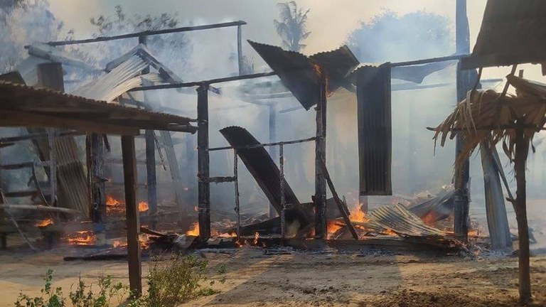 burned မီးရှို့ဖျက်ဆီးခံရသည့် ဆူးတပ်ရွာမှနေအိမ်များအား ၂၀၂၃ ခုနှစ်၊ မေလ ၁၉ ရက်နေ့က တွေ့ရစဉ်။ (ဓာတ်ပုံ- ကျွန်းလှ-ကန့်ဘလူတက်ကြွလှုပ်ရှားသူများအဖွဲ့)