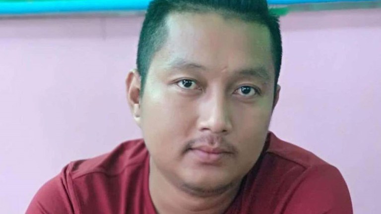 moywa-doctor.jpg မုံရွာမြို့နယ်၊ မြေနဲရွာအနီးတွင် ၂ဝ၂၃ ခုနှစ် ဩဂုတ်လ ၁၅ ရက်နေ့က အချုပ်ကား မိုင်းဆွဲတိုက်ခိုက်ခံရပြီး သေဆုံးသွားခဲ့သည့် ဒေါက်တာ ဇော်ထွယ်အောင်အား တွေ့ရစဉ်။ ( Photo: Chindwin Medical Network)
