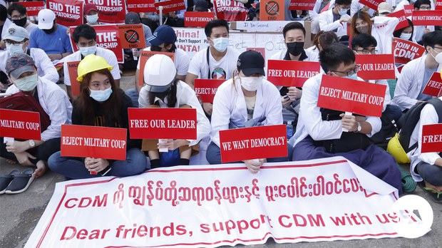 စစ်အာဏာသိမ်းပြီးနောက် ဆရာဝန် ၄၀၀ ကျော် ဖမ်းဝရမ်းထုတ်ခံထားရ စစ်အာဏာသိမ်းပြီးနောက် ဆရာဝန် ၄၀၀ ကျော် ဖမ်းဝရမ်းထုတ်ခံထားရ