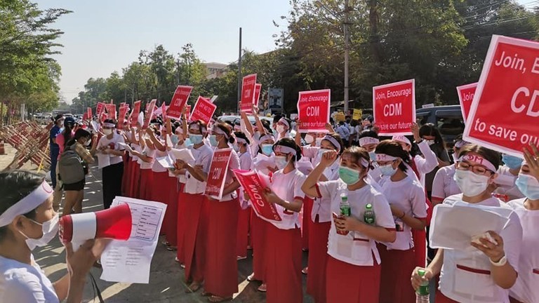 ရန်ကုန်မြို့ တရုတ်သံရုံးရှေ့တွင် စစ်အာဏာရှင်ဆန့်ကျင်ရေးဆန္ဒပြခဲ့ကြသည့် ကျန်းမာရေးဝန်ထမ်းများအား ၂၀၂၁ ခုနှစ်၊ ဖေဖော်ဝါရီလ ၁၃ ရက်နေ့က တွေ့ရစဉ်။ (Photo: RFA)