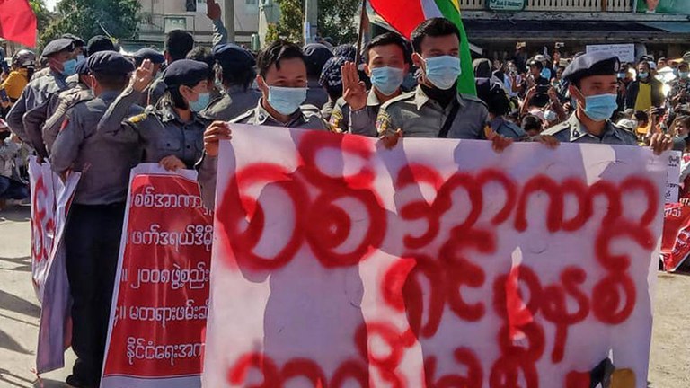 cdm ၂၀၂၁ ခုနှစ်၊ ဖေဖော်ဝါရီလက CDM လှုပ်ရှားမှုတွင် ပါဝင်လာသော ကယားပြည်နယ်က ရဲတပ်ဖွဲ့ဝင်များအား လွိုင်ကော်မြို့ စစ်အာဏာရှင်ဆန့်ကျင်ရေး ဆန္ဒပြပွဲတစ်ခုတွင် တွေ့ရစဉ်။ ( Photo : RFA)